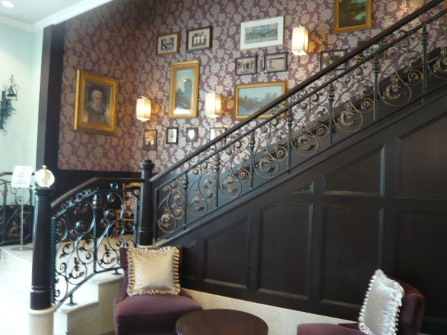 ホテルのロビー横にある階段です。多くの写真が掲げられています