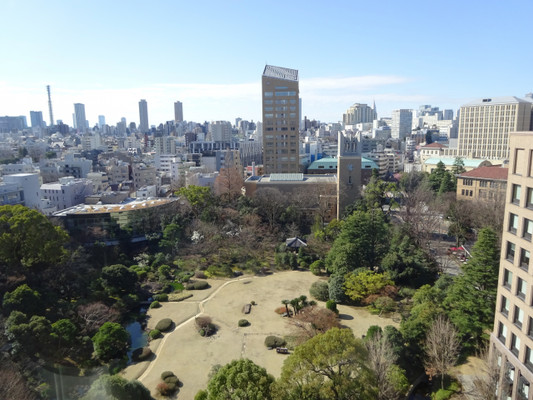部屋からは大隈庭園、大隈講堂が見えます