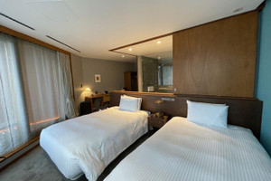 大きな窓が特徴のスーペリアルーム