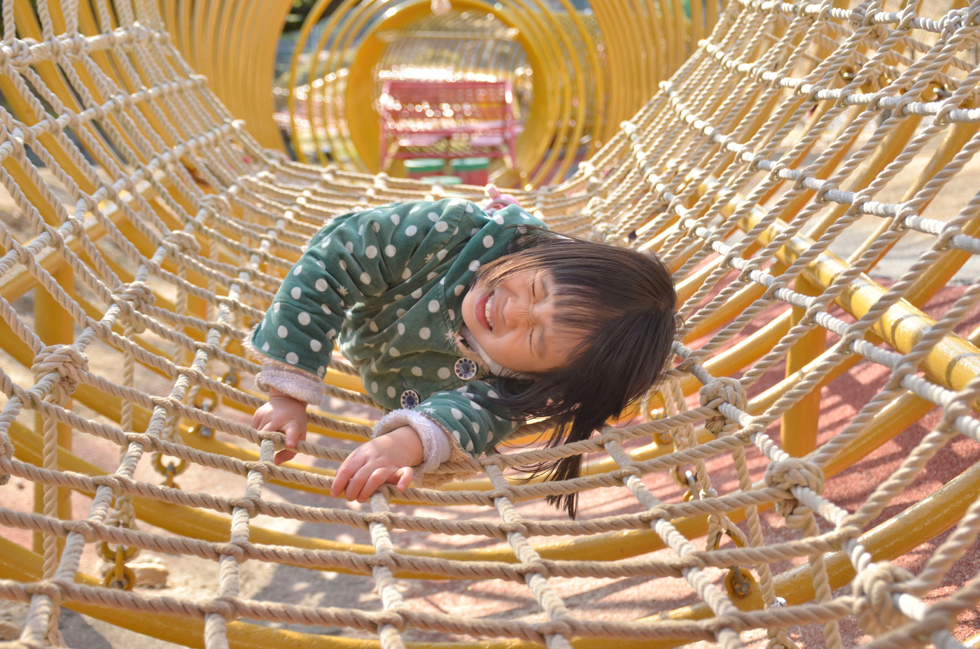 公園で遊ぶ女の子