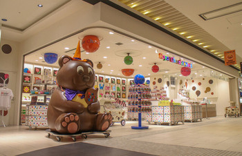 「ロイズ チョコレートワールド」 内観 43880318 POPな外観☆
