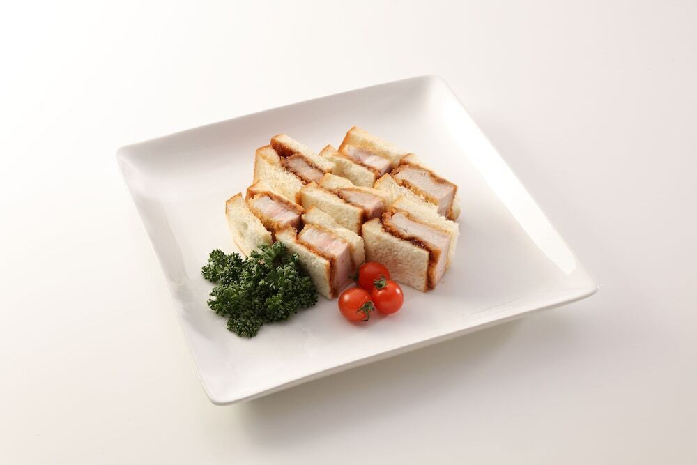 朝食　ゆきのまゆの酒粕入り食パンのカツサンド