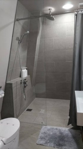 右側の白い部分は洗面台ですが、蛇口が低くて使い辛い