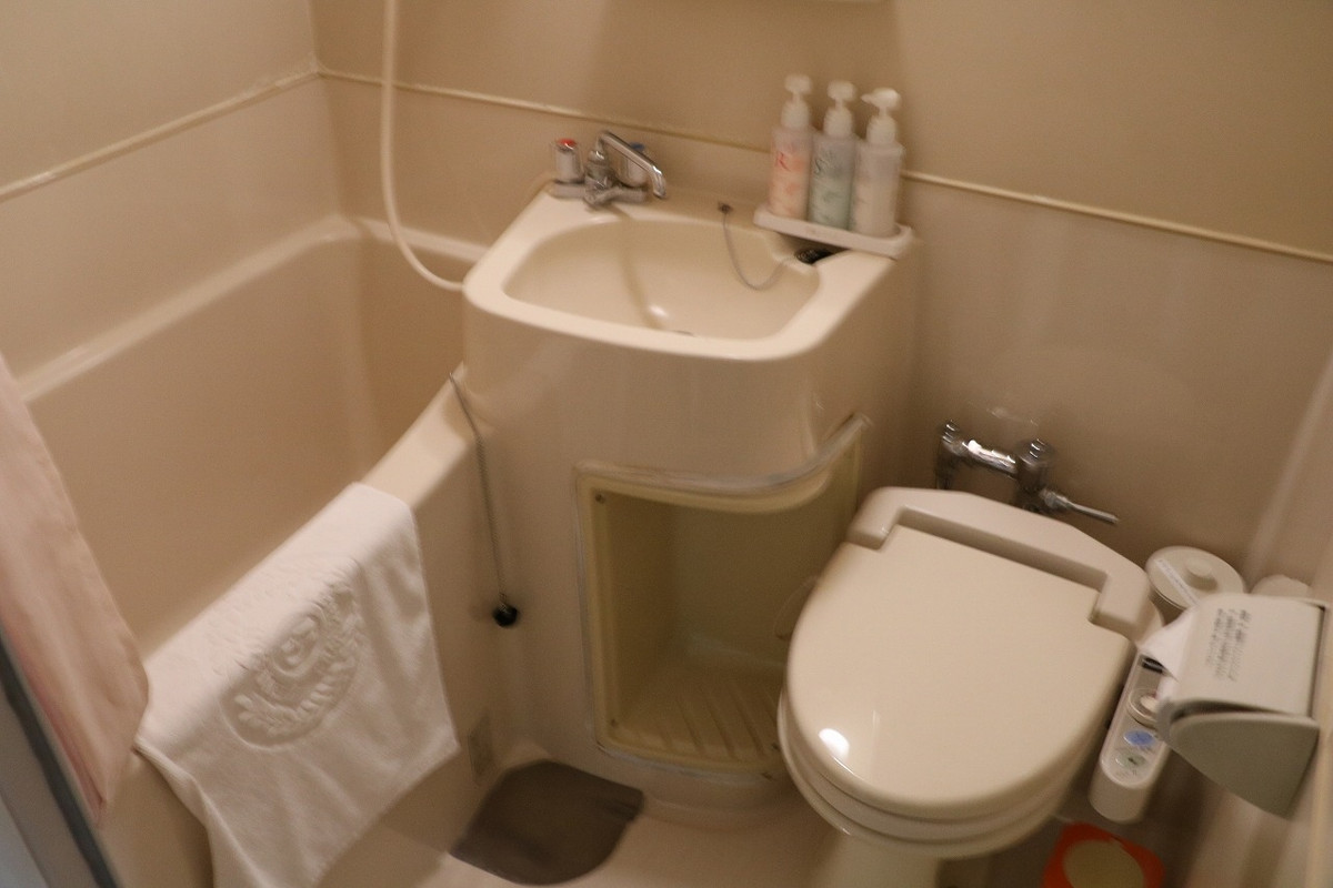 客室の洗面・トイレ・浴槽です。