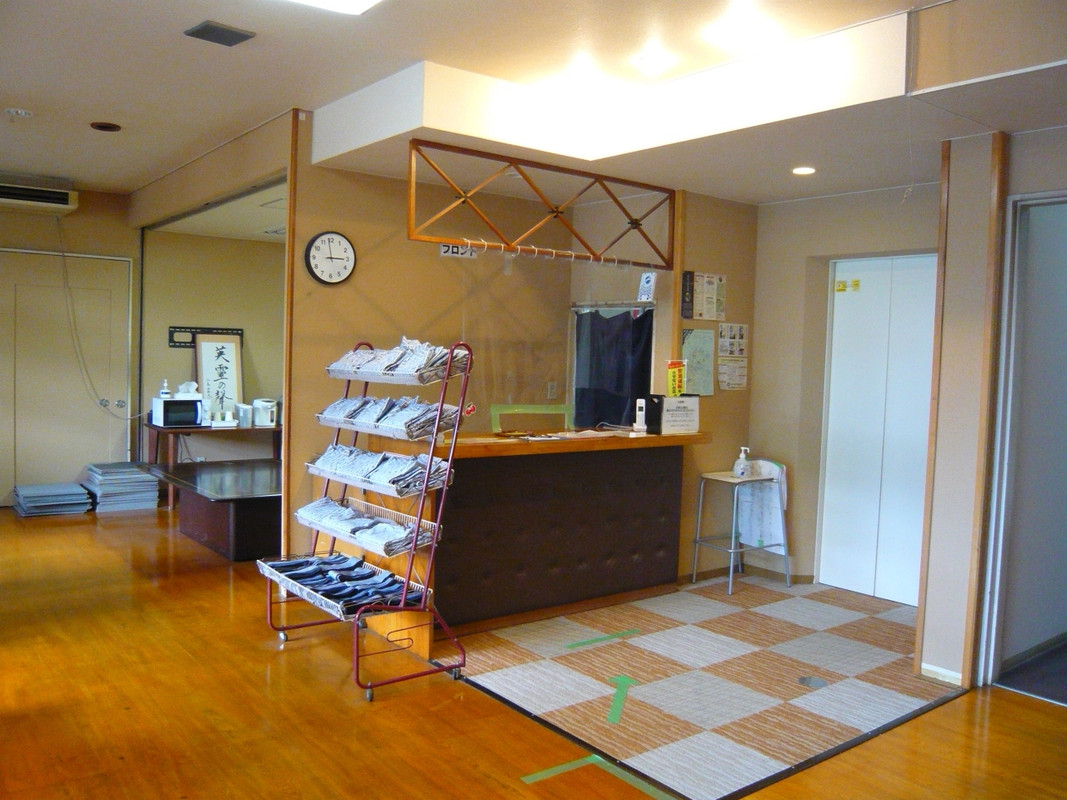 明るいロビーとフロント