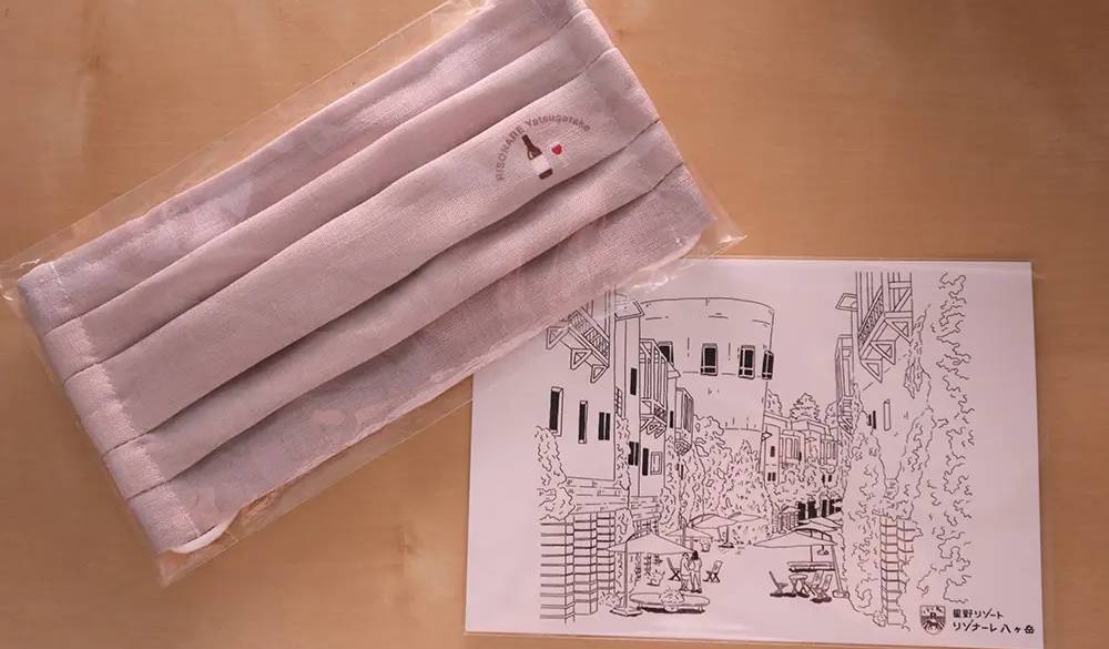 ホテルのオリジナルグッズも宿泊記念にどうぞ。ワインマークが入ったオリジナルマスクや、印象的なスポットを描いたポストカードを手に取ってみて。