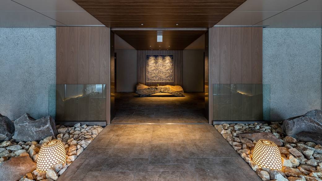 非日常への入り口
森の香りに導かれて / 1