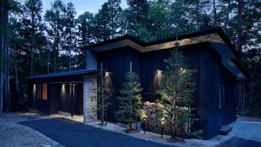 施設の正面 (日没後) / 1