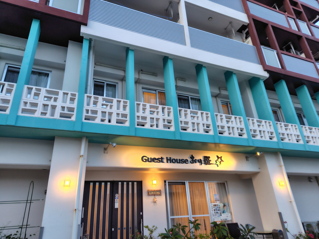 青色と白のカラーでわかりやすい外観