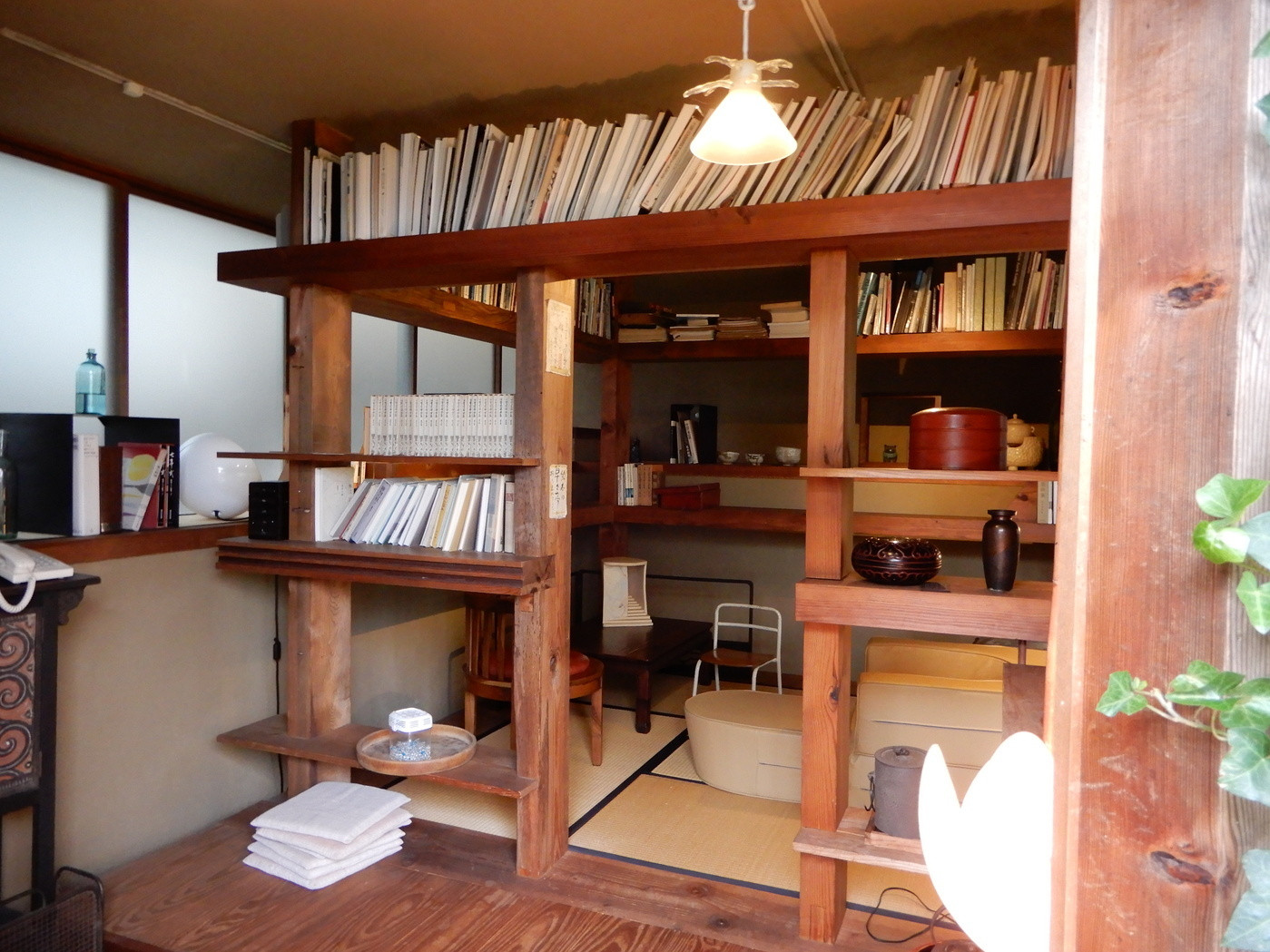 「庭園の宿 石亭」 内観 138561419 図書室