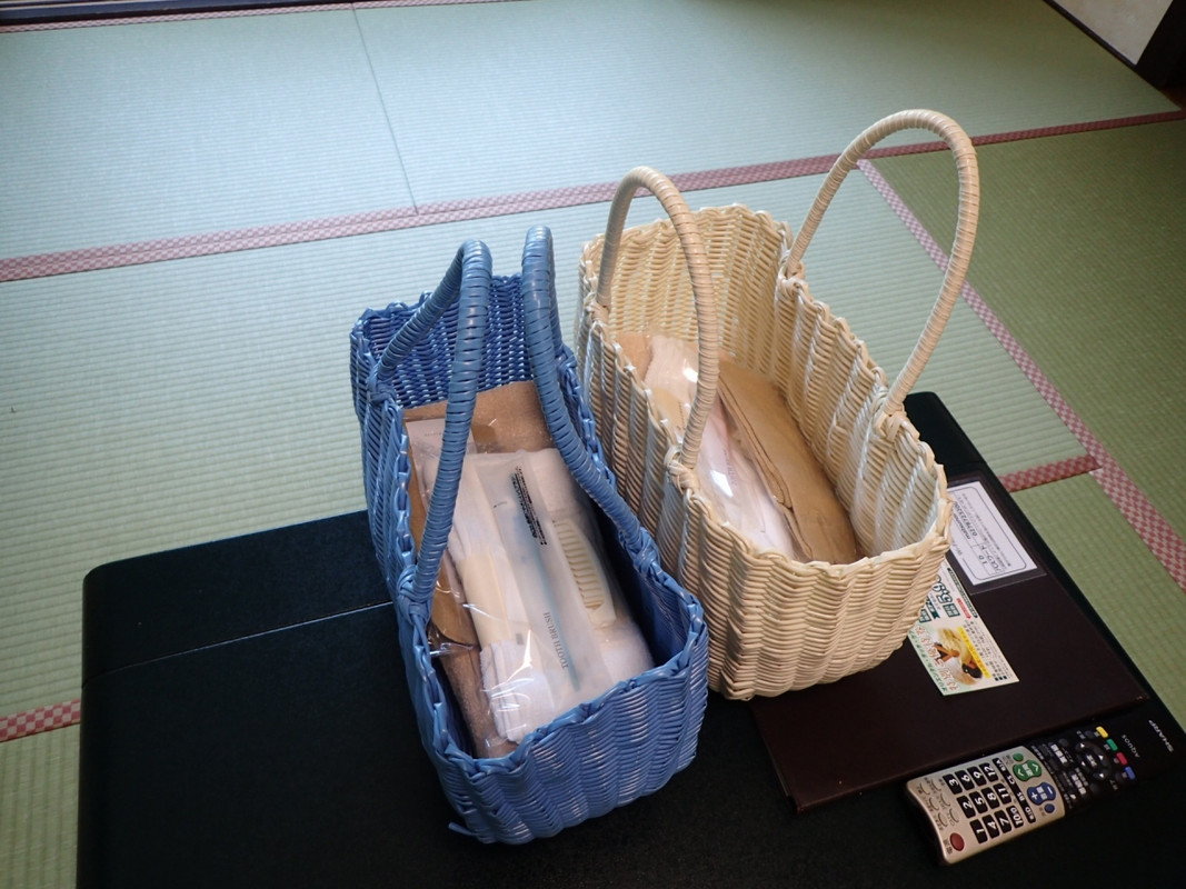 アメニティ入りの籠。大きいので風呂に行くのには便利。