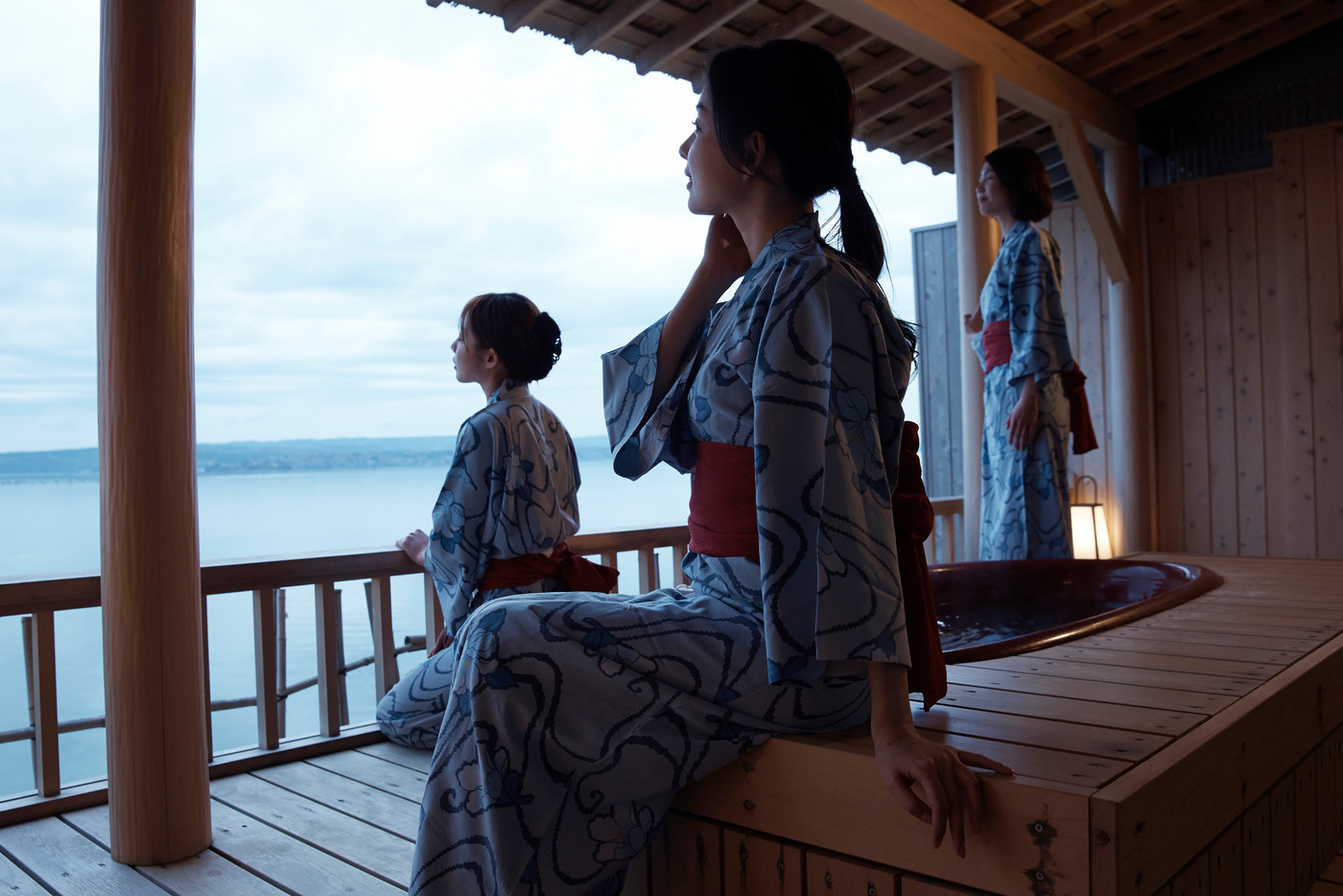 露天風呂 浴衣の女性達