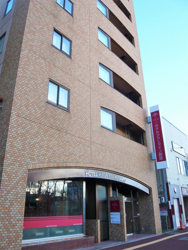 煉瓦色のタイルで纏われた外観が昭和チック?