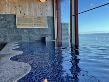 潮風を感じるウッドデッキでティータイム♡海辺に建つ静かな宿4085243