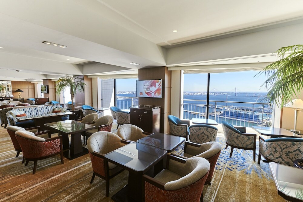 眺め抜群の最上階ラウンジ。専任バトラーサービスも4038977