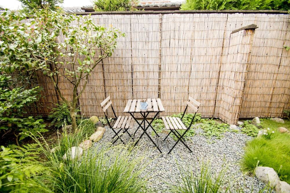 穏やかな風が通り抜ける中庭3718689