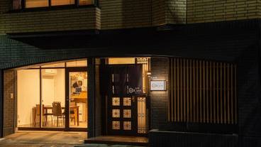 施設の正面 (日没後) / 1