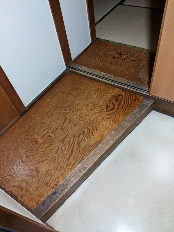 玄関開けると靴箱がありスリッパがあります。