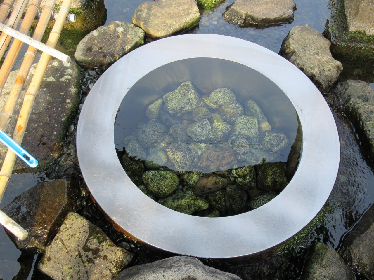 散策でのどが渇いたら、美味しい湧水スポットへ　1618958