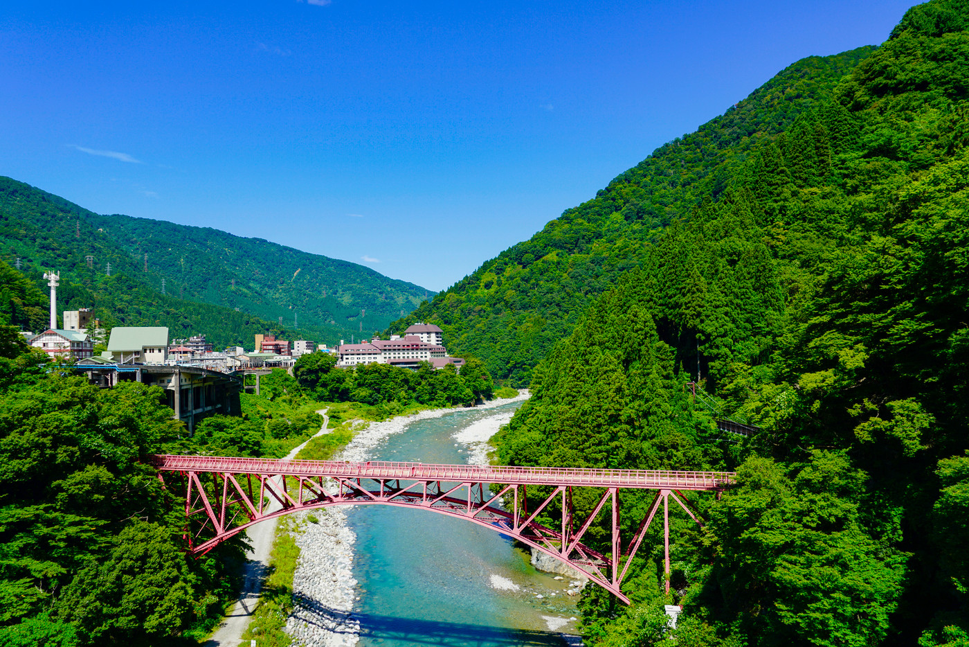 宇奈月温泉、温泉街、橋、山彦橋、新山彦橋、遊歩道、黒部川、駅、黒部渓谷トロッコ電車、トロッコ電車、車