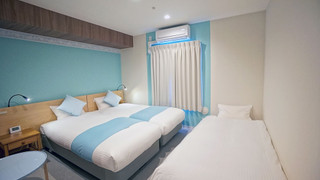 スタンダード トリプル (ツインサイズベッド 2 台とソファーベッド 1台) 禁煙