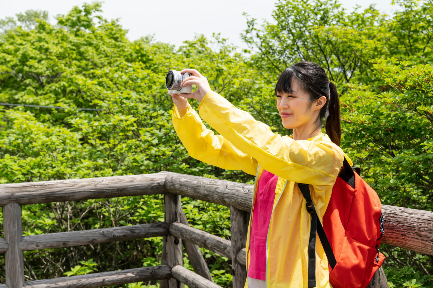 展望台で写真を撮る女性