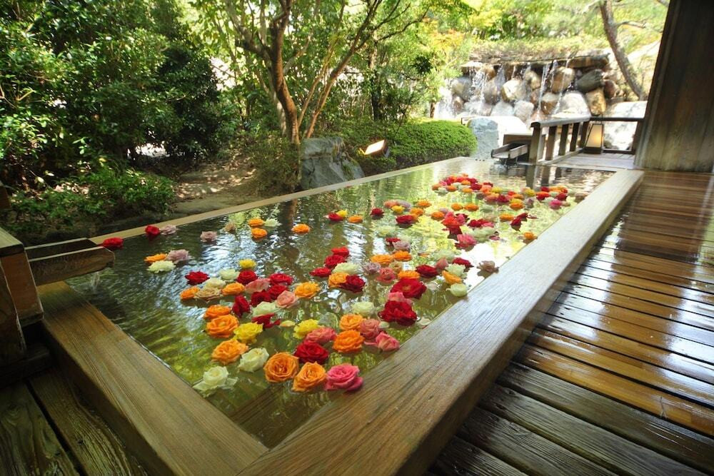 3本の自家源あり！約200輪のバラの花が浮かぶお風呂3643641