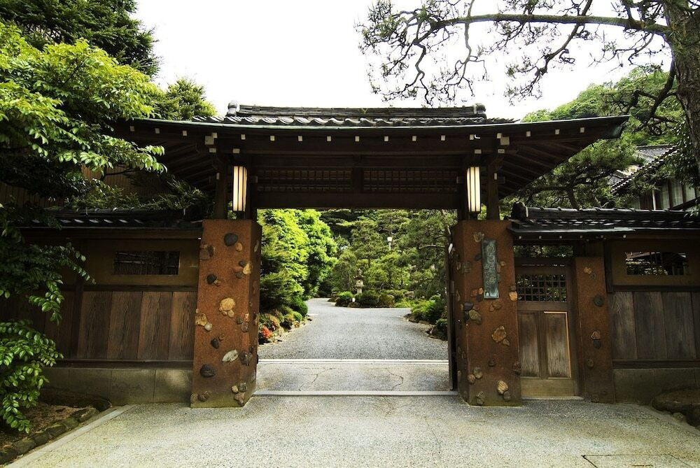 歴史を感じさせる和風建築の中で寛いで4019468