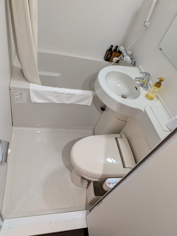 バスルームはやや広め