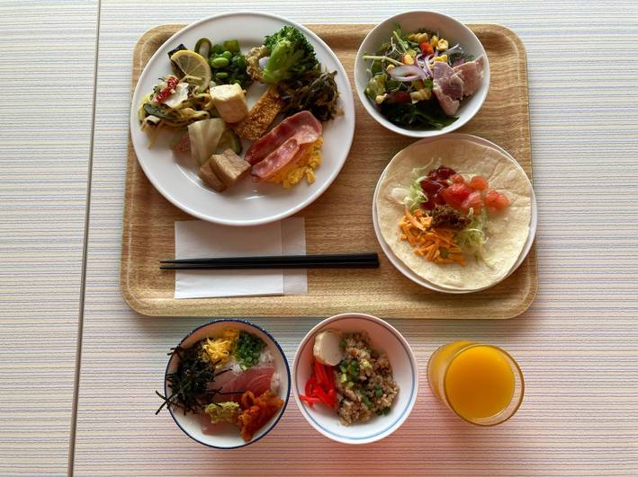 沖縄の恵みどっさり！
約80種の朝食ブッフェ / 4