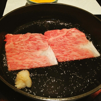 「モリタ屋 東京丸の内店」料理 27990 牛脂を鍋に塗ってザラメをふって
牛さま焼き焼きぃ～❤(*´∀`)♪