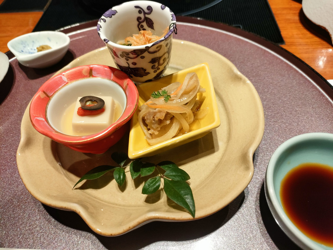 1泊目の夕食は、和食の水簾でいただきました。こちらは前菜です