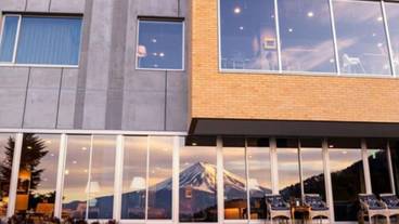 窓に映る富士山 / 3