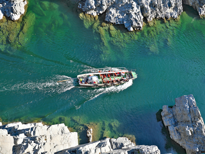 カフェの近くには、吉野川を船で進む遊覧船乗り場も。エメラルド色の川やダイナミックな岩々がすぐ目の前に