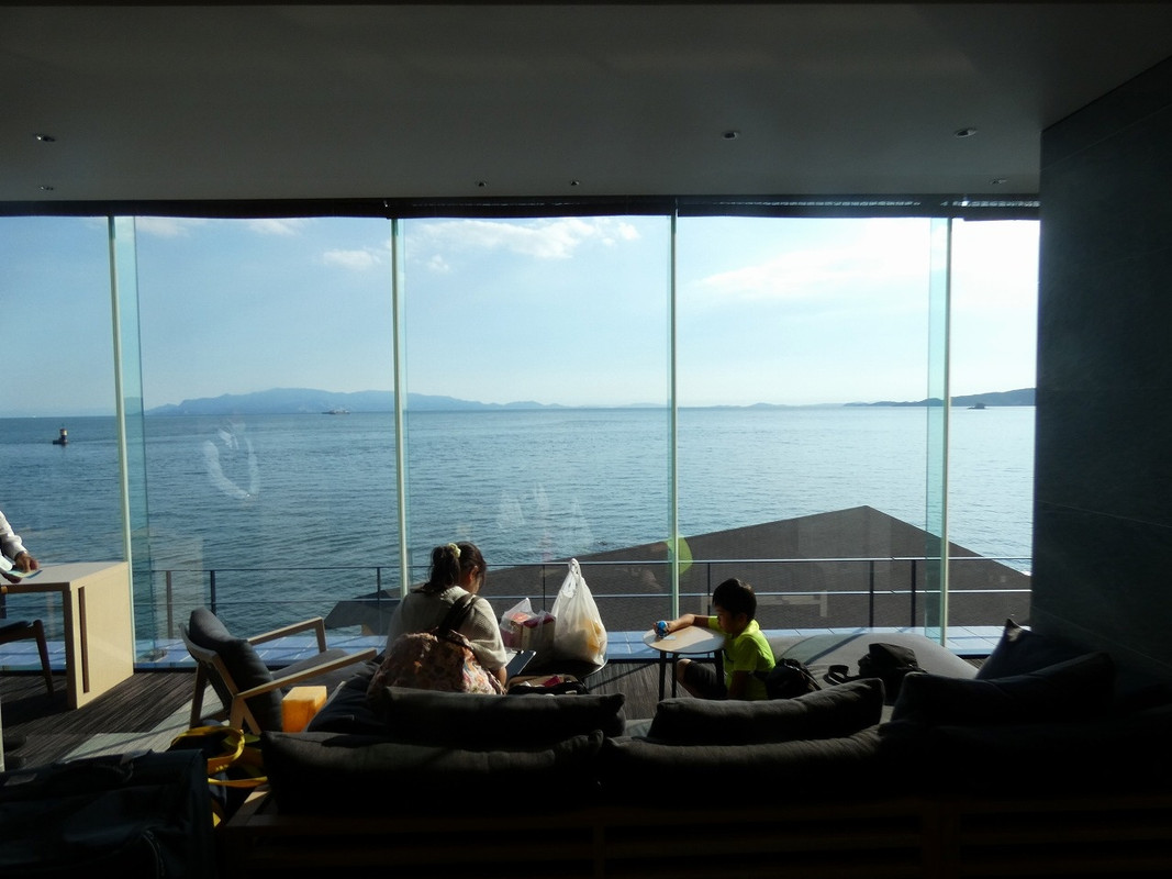 ロビーは海が見渡せます