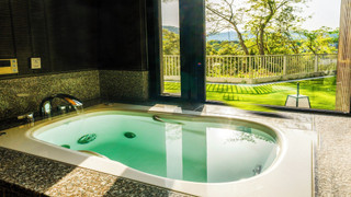 [ドッグフレンドリールーム] バリアフリー対応プライベートドッグラン付きデラックススイート（バス付）