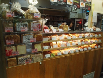 「トミーズ 三宮店」内観 1031348 美味しそうなパンが一杯並んでいますねぇ