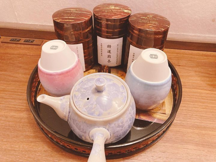 産地から直送する宇治の「和束茶」と、京都の伝統工芸「清水焼」の器。京都らしさを感じながらほっとひと息 / 4