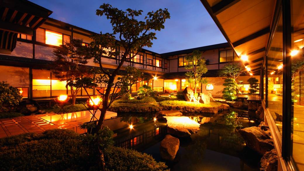 夜には宿の中庭にかがり火が灯る / 4