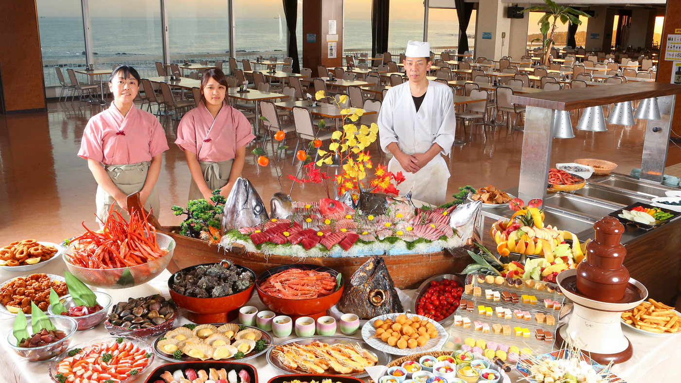 和洋中60品のバイキングには1.7mの特大舟盛りも！4061941