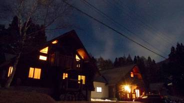 施設の正面 (日没後) / 6