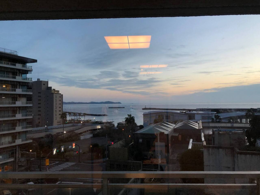 部屋の電気写ってますが窓からの景色