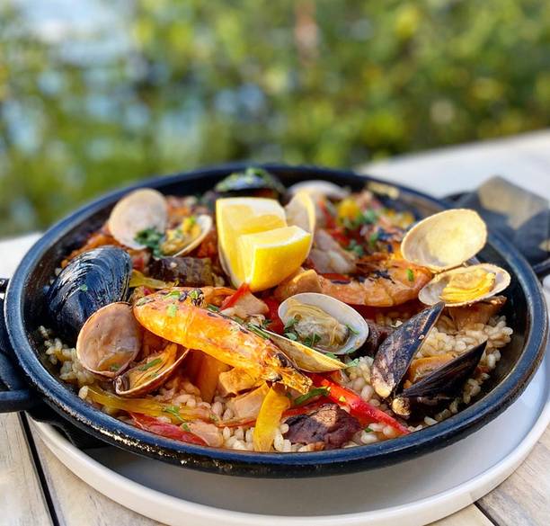 ランチは
海辺のレストランで
 / 4