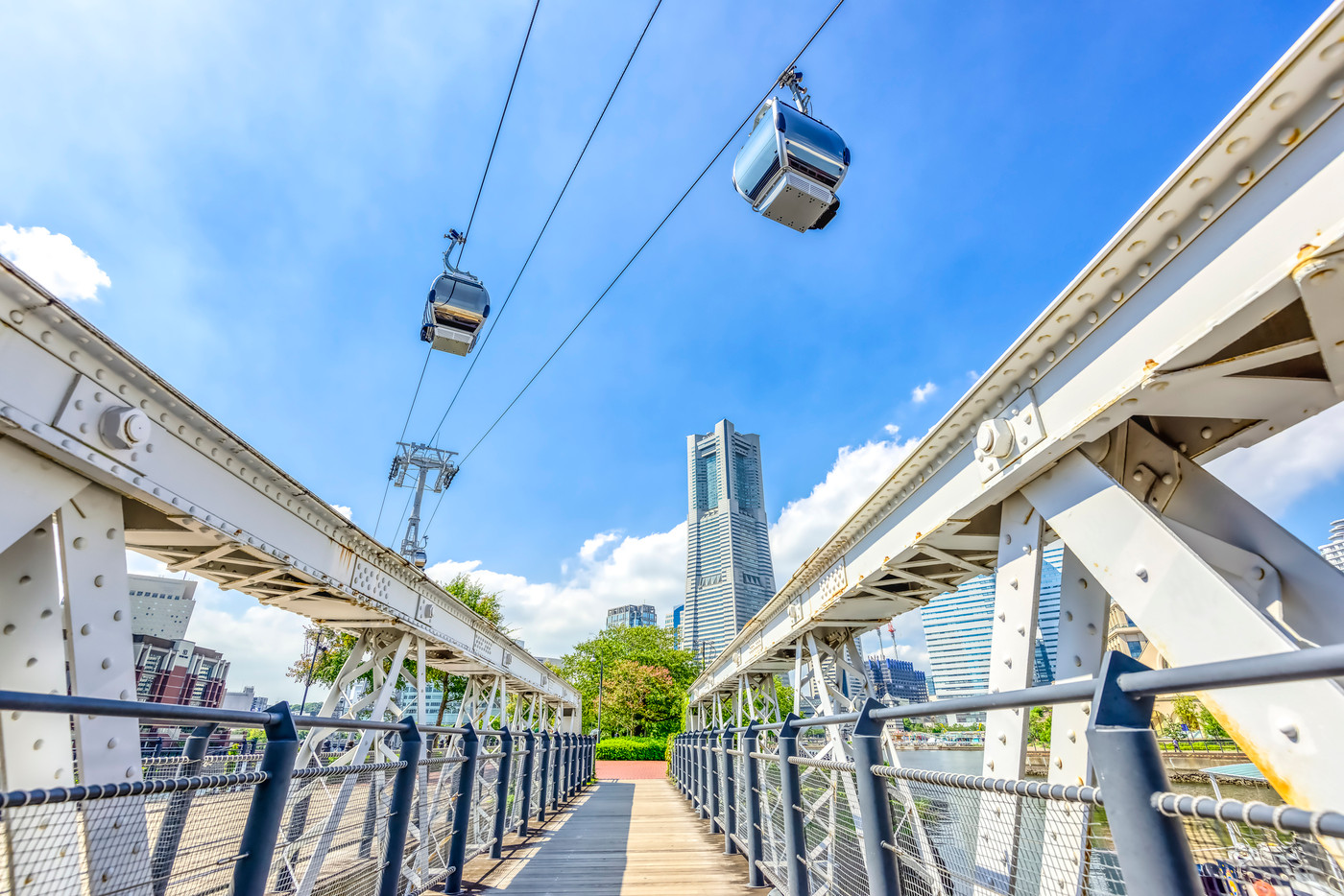 横浜みなとみらいの都市風景　ロープウェイと汽車道とランドマークタワー