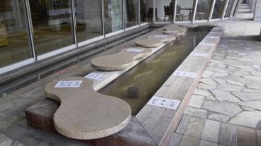 ホテル1階 源泉かけ流し足湯 / 3