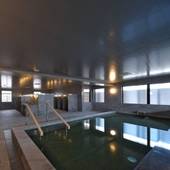 ALA HOTEL KYOTO（京都府 ビジネスホテル）：10階の大浴場「御香（ごこう）の湯」には、大きな内湯と天然温泉の露天風呂が。開放的な空間で旅の疲れを癒して。
●営業時間：15～23時、翌6～10時 / 4