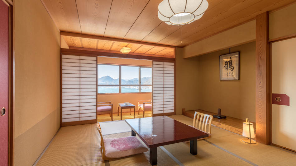 下田湾に沈む夕日を眺める穏やかなひととき3514251