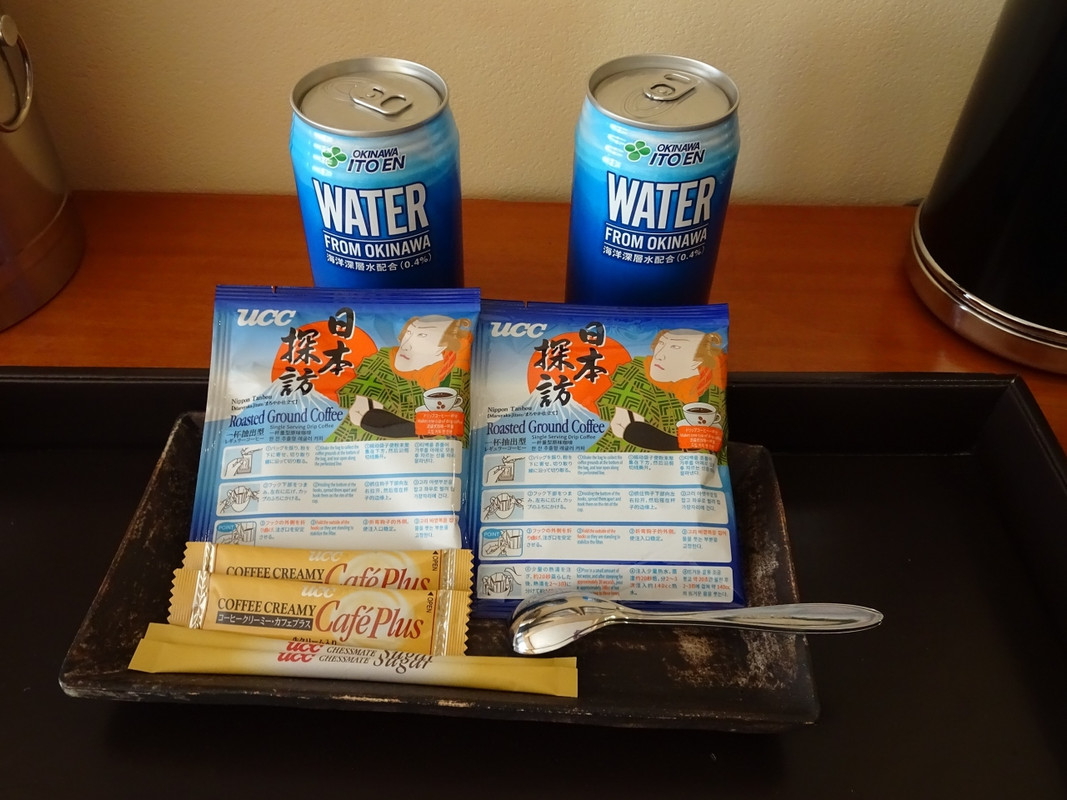 水は缶入り