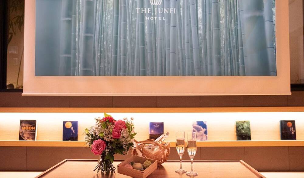 客室内　大画面のスクリーン / 3