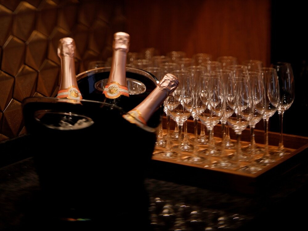 クラブラウンジのカクテルタイム例(ワイン)